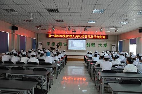  护理部举办低年资护理人员礼仪培训及实训