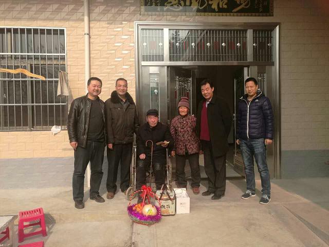 我院领导班子春节前慰问老干部和困难职工