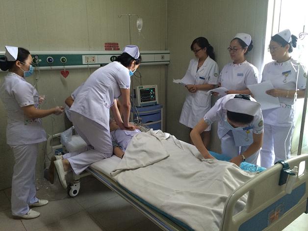 我院组织危重患者急救护理流程演练考核