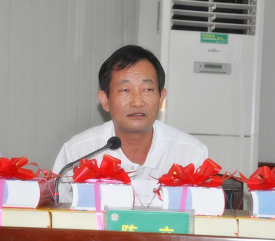 我院领导班子向高考中榜职工子女赠书仪式隆重举行